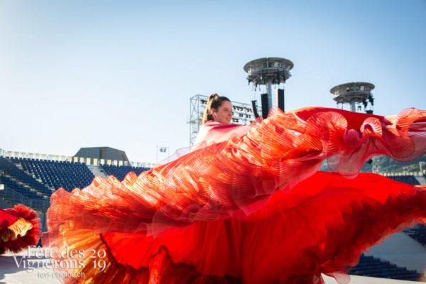 Une répétition du groupe Loie Fuller dans l'arène, en costumes.