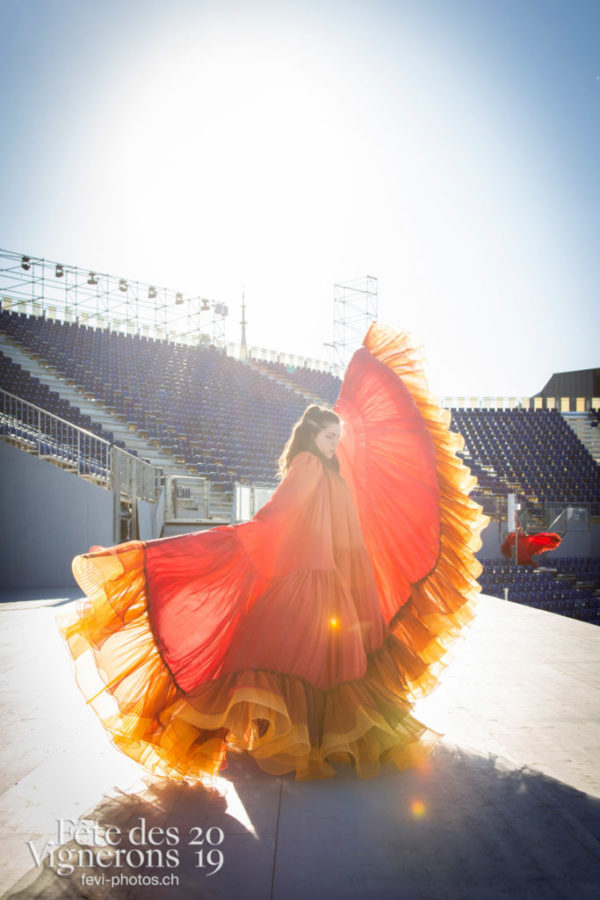 Une répétition du groupe Loie Fuller dans l'arène, en costumes.