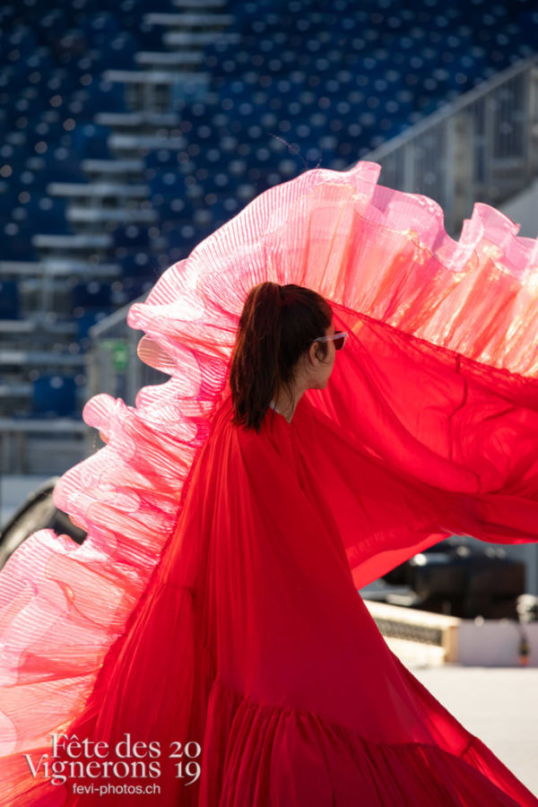 Une répétition du groupe Loie Fuller dans l'arène, en costumes.