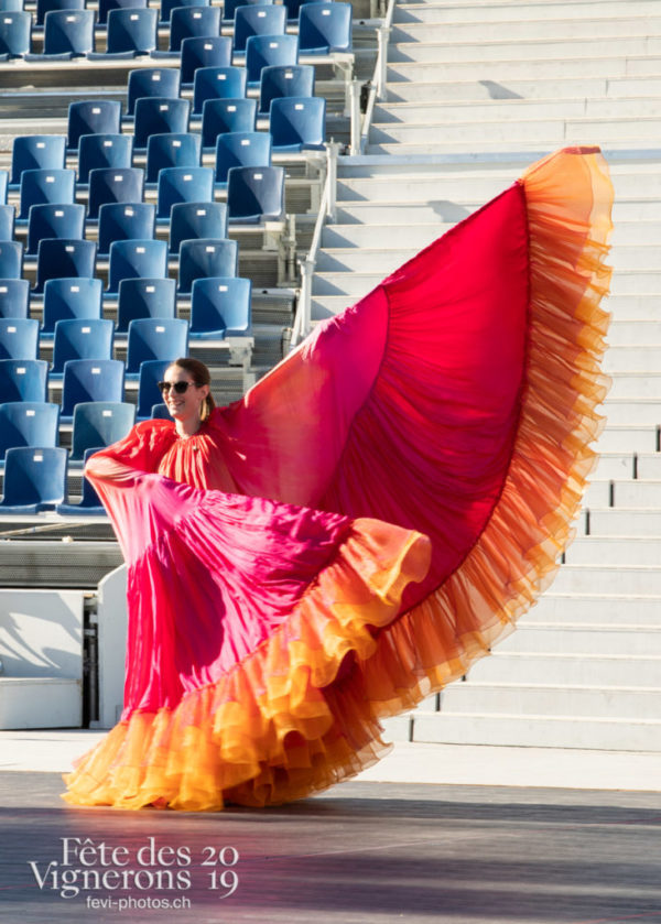 Une répétition du groupe Loie Fuller dans l'arène, en costumes.