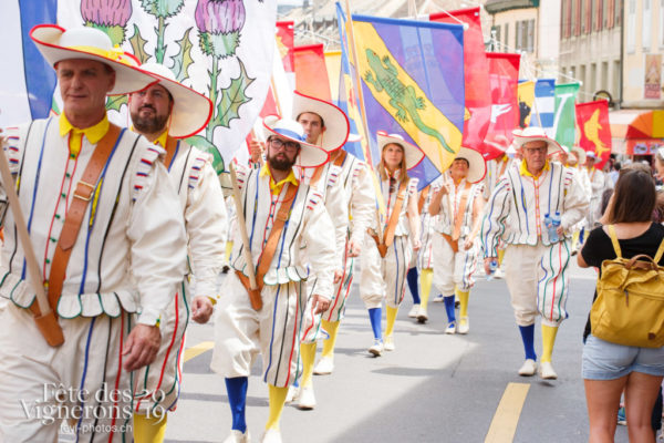 Cortège du Couronnement - Cortège, Cortèges Confrérie, Porteurs drapeaux, Photographies de la Fête des Vignerons 2019.