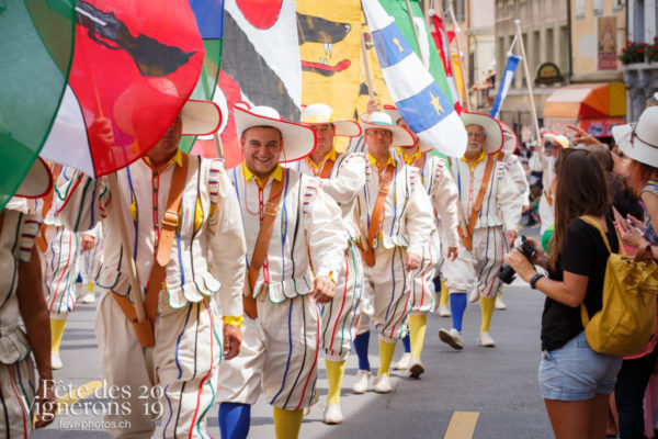 Cortège du Couronnement - Cortège, Cortèges Confrérie, Porteurs drapeaux, Photographies de la Fête des Vignerons 2019.
