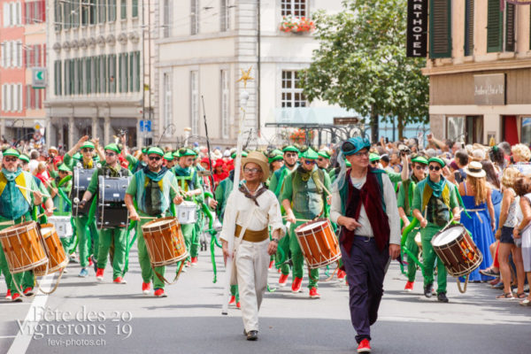 Cortège du Couronnement - Cortège, Cortèges Confrérie, Percussionnistes, Sauterelles, Photographies de la Fête des Vignerons 2019.