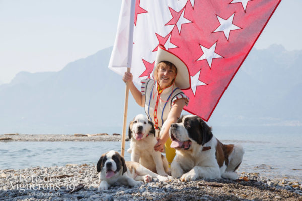 Portrait porteuse drapeau Valais avec des chiens Saint-Bernard