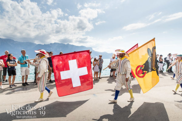 Cortège de la confrérie du 31 juillet 2019, Vevey, fête des vignerons - Cortège, Cortèges Confrérie, Porteurs drapeaux, Photographies de la Fête des Vignerons 2019.