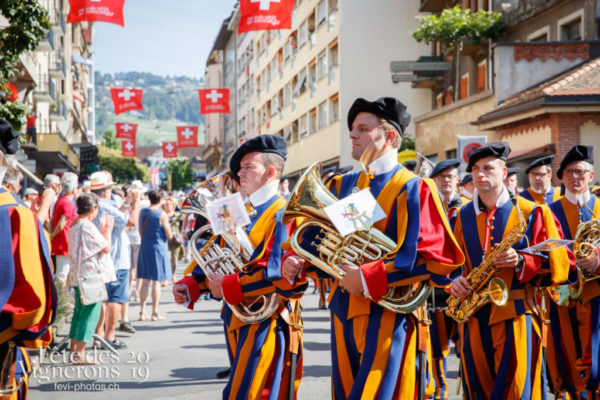 Arrivée de la Garde suisse devant la gare de Vevey et défilé