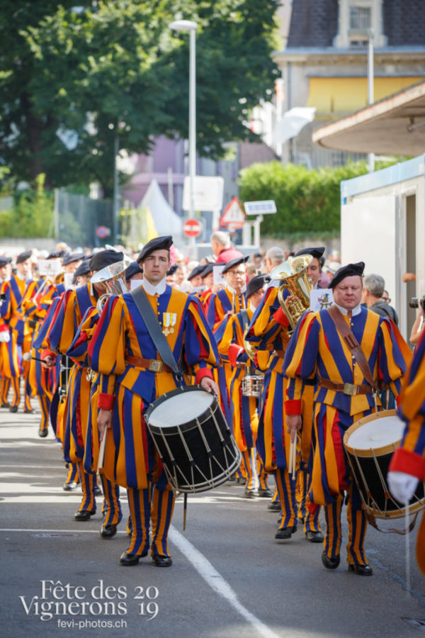 Arrivée de la Garde suisse devant la gare de Vevey et défilé