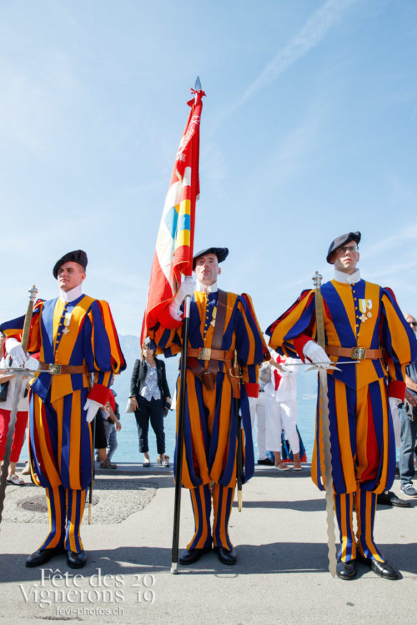 Arrivée de la Garde suisse devant la gare de Vevey et défilé