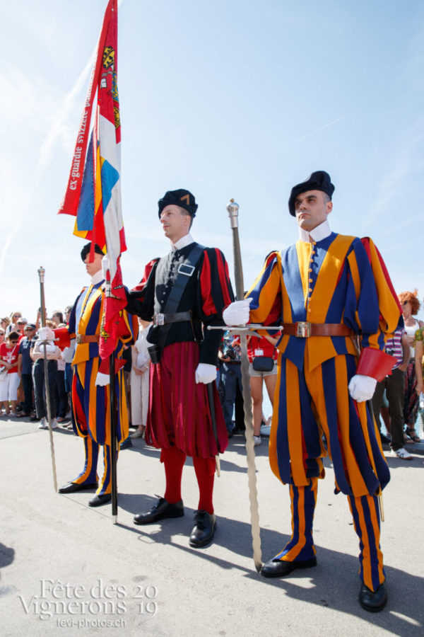 Arrivée de la Garde suisse devant la gare de Vevey et défilé