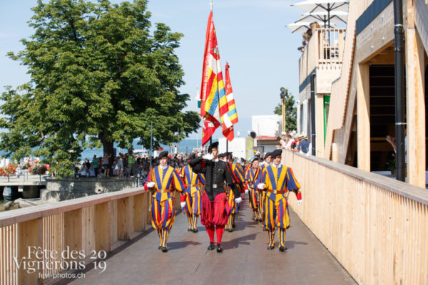 Arrivée de la Garde suisse devant la gare de Vevey et défilé