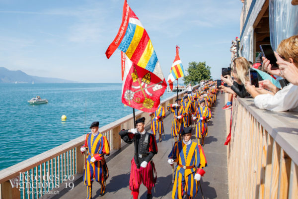 Arrivée de la Garde suisse devant la gare de Vevey et défilé