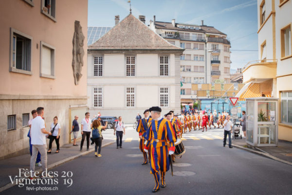 Arrivée de la Garde suisse devant la gare de Vevey et défilé