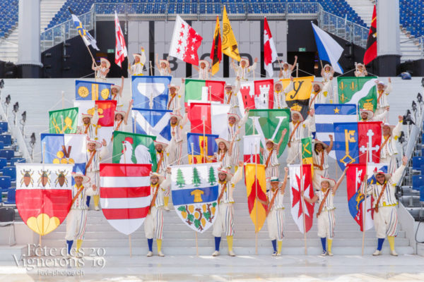 Photo de groupe, porteurs drapeaux - groupe, Porteurs drapeaux, Photographies de la Fête des Vignerons 2019.