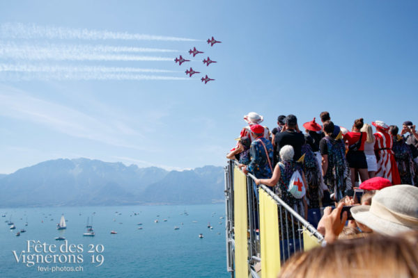 Show aérien de la Patrouille suisse et d'un avion Swiss