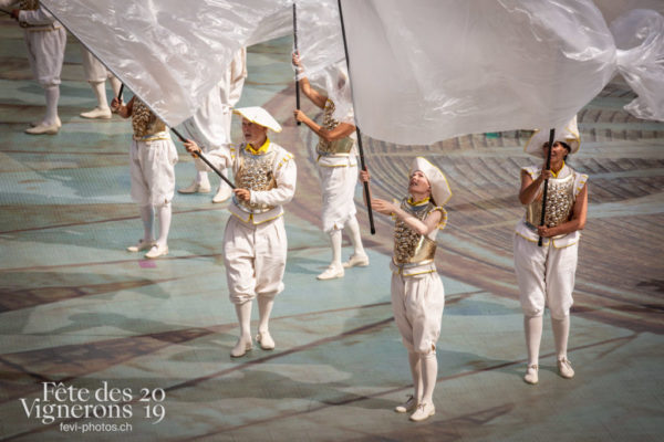 Spectacle - Oriflammes, Spectacle, Trois soleils, Photographies de la Fête des Vignerons 2019.