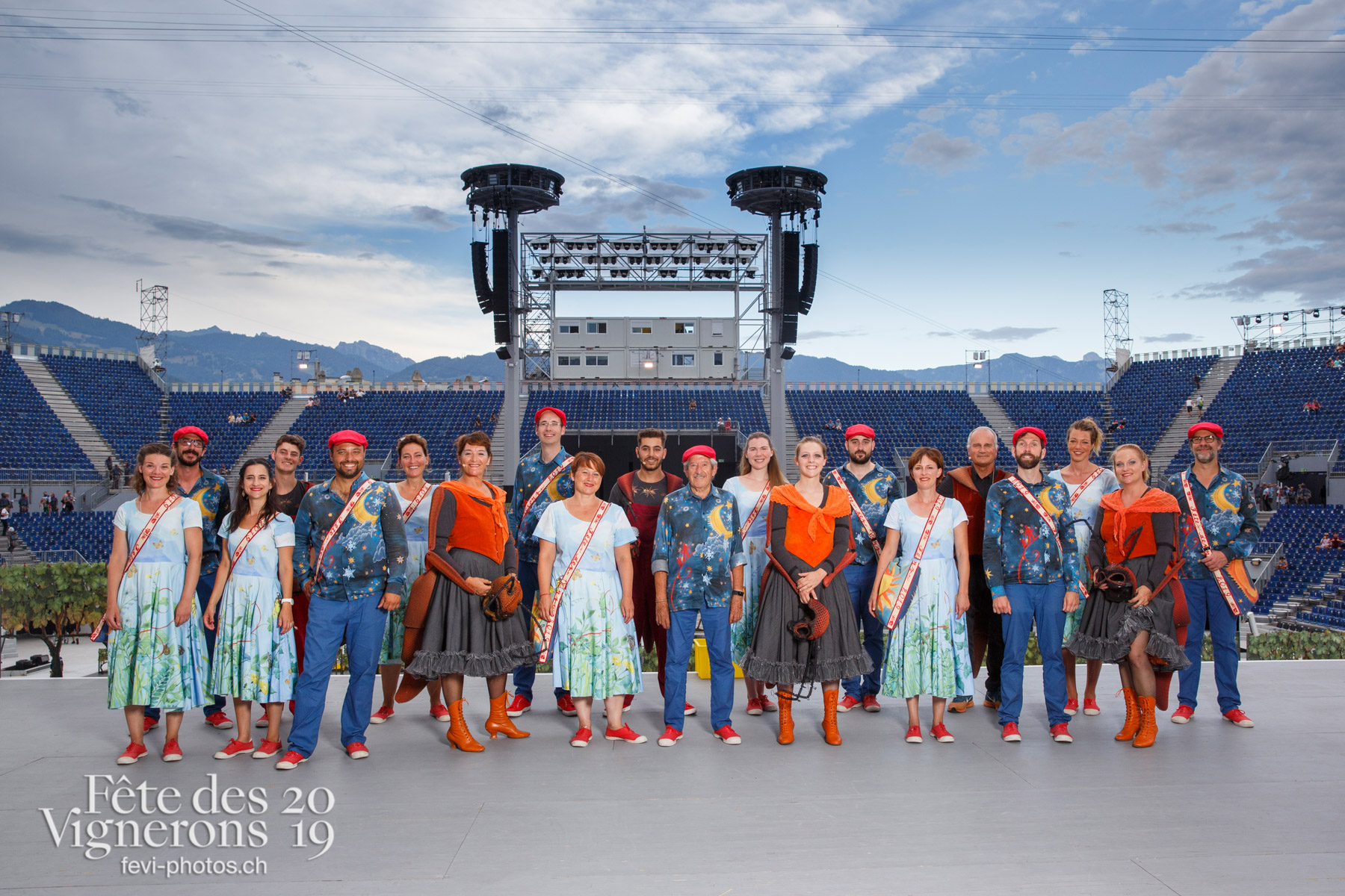 Photo de groupe des solistes vocaux - Chœurs de la Fête, Choristes-percussionnistes, Fourmis, groupe, Musiciens de la Fête, Solistes vocaux, Photographies de la Fête des Vignerons 2019.