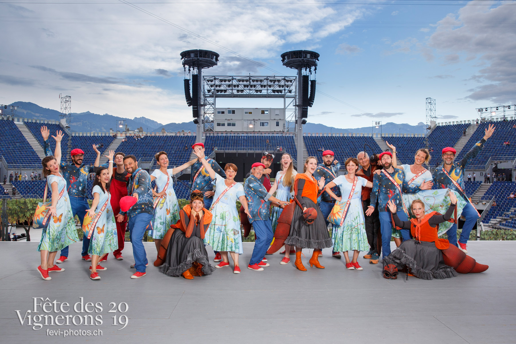 Photo de groupe des solistes vocaux - Chœurs de la Fête, Choristes-percussionnistes, Fourmis, groupe, Musiciens de la Fête, Solistes vocaux, Photographies de la Fête des Vignerons 2019.