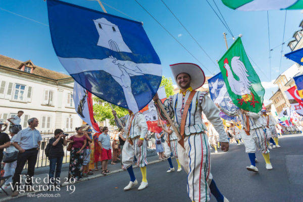 Cortège de la Confrérie - Cortège, Cortèges Confrérie, Porteurs drapeaux, Ville en Fête, Photographies de la Fête des Vignerons 2019.
