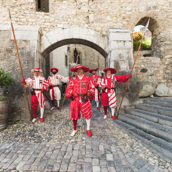 Cent Suisses Chillon