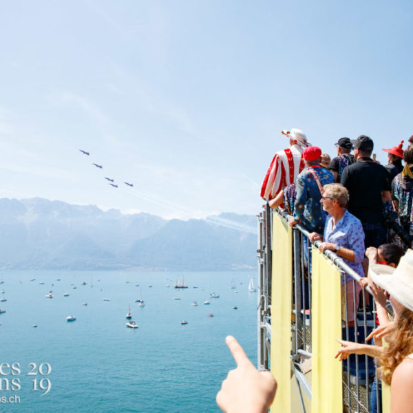 Show aérien de la Patrouille suisse et d'un avion Swiss